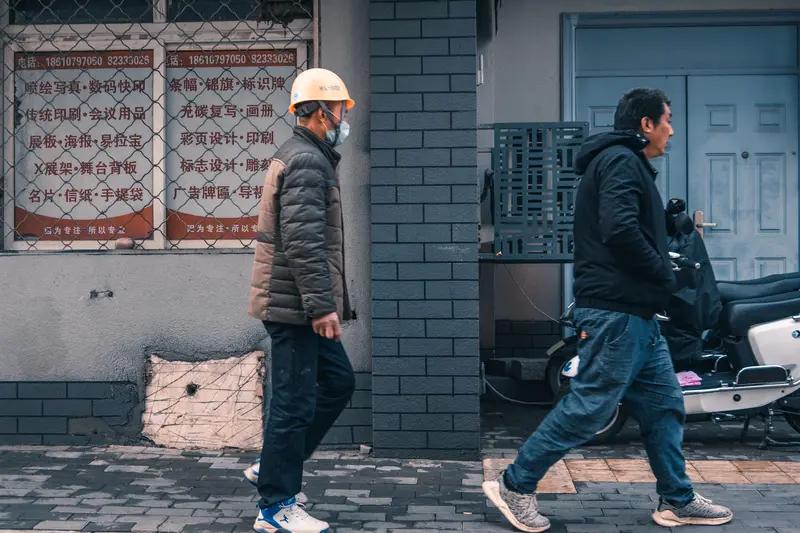 俩刮大白的工人，跟着包工头才干一星期，就想预支1000块工资。包工头觉得时间短，