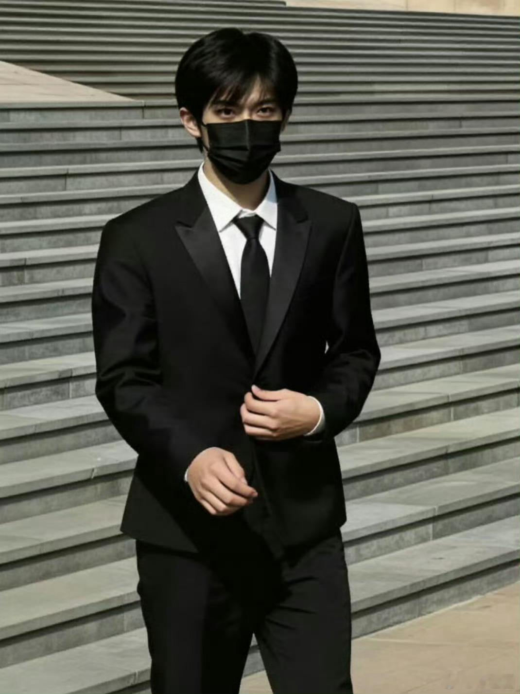 网友偶遇了易烊千玺精神帅小伙 人瘦穿啥都板正 一直很稳 