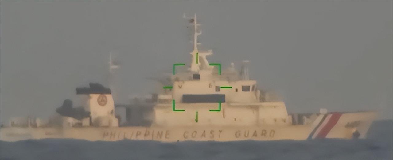 美国的驱逐舰就在旁边，菲律宾却依然被“瞄准锁定”！这大概是2026年开年最大的国