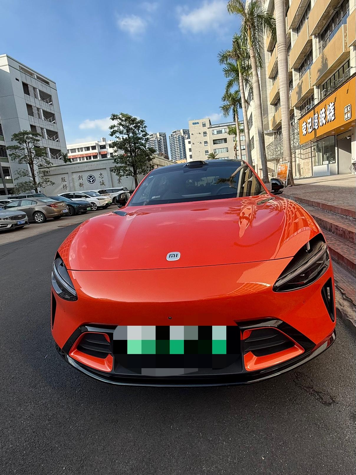 有一说一，小米汽车的造型是真的漂亮，超跑造型，一眼看去就是高端车的感觉。小米汽车