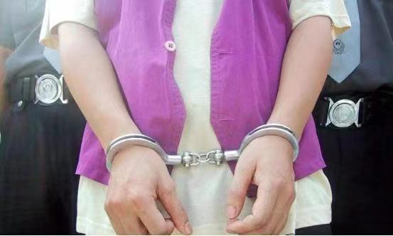 陕西渭南，男子手头紧，潜入一女子家中行窃，结果钱没偷到，反被女房主“活捉”，又因