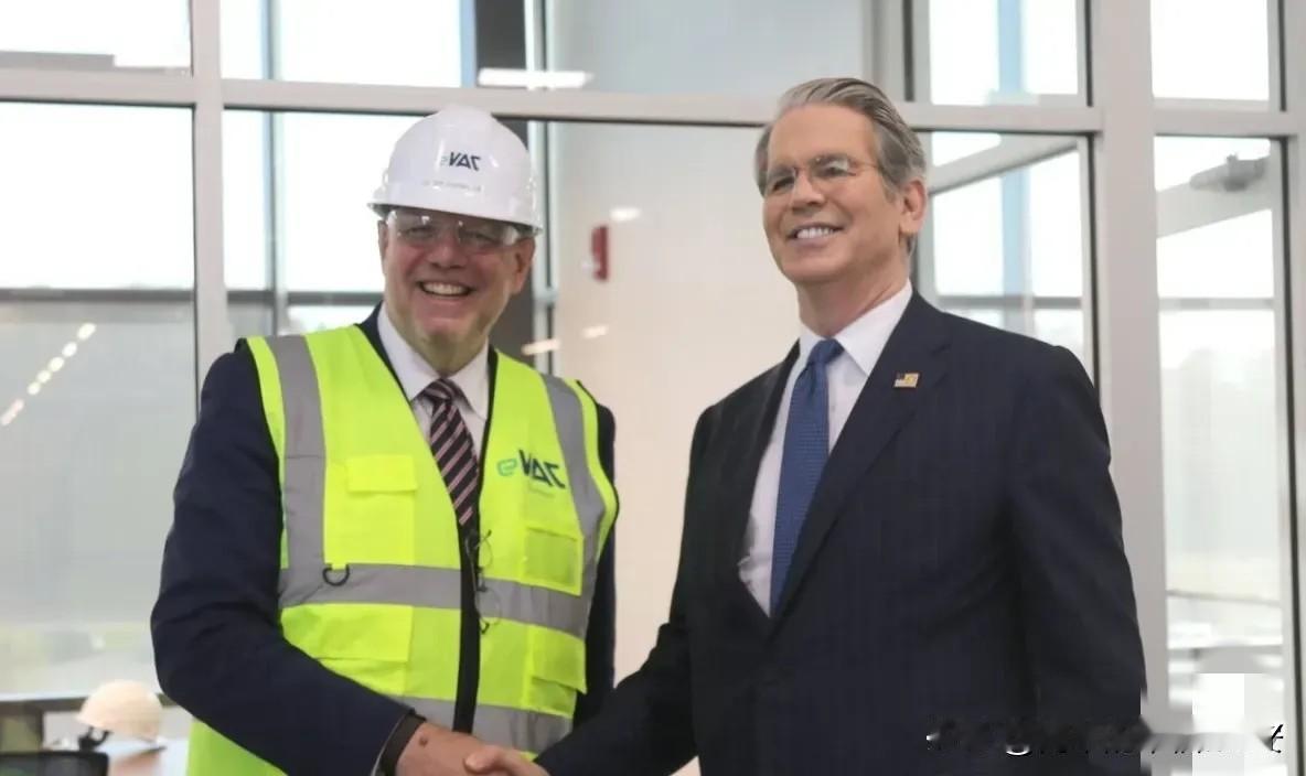 美国财长贝森特喊着要终结稀土被“锁喉”的日子了。

今天凌晨，美国财长贝森特参观