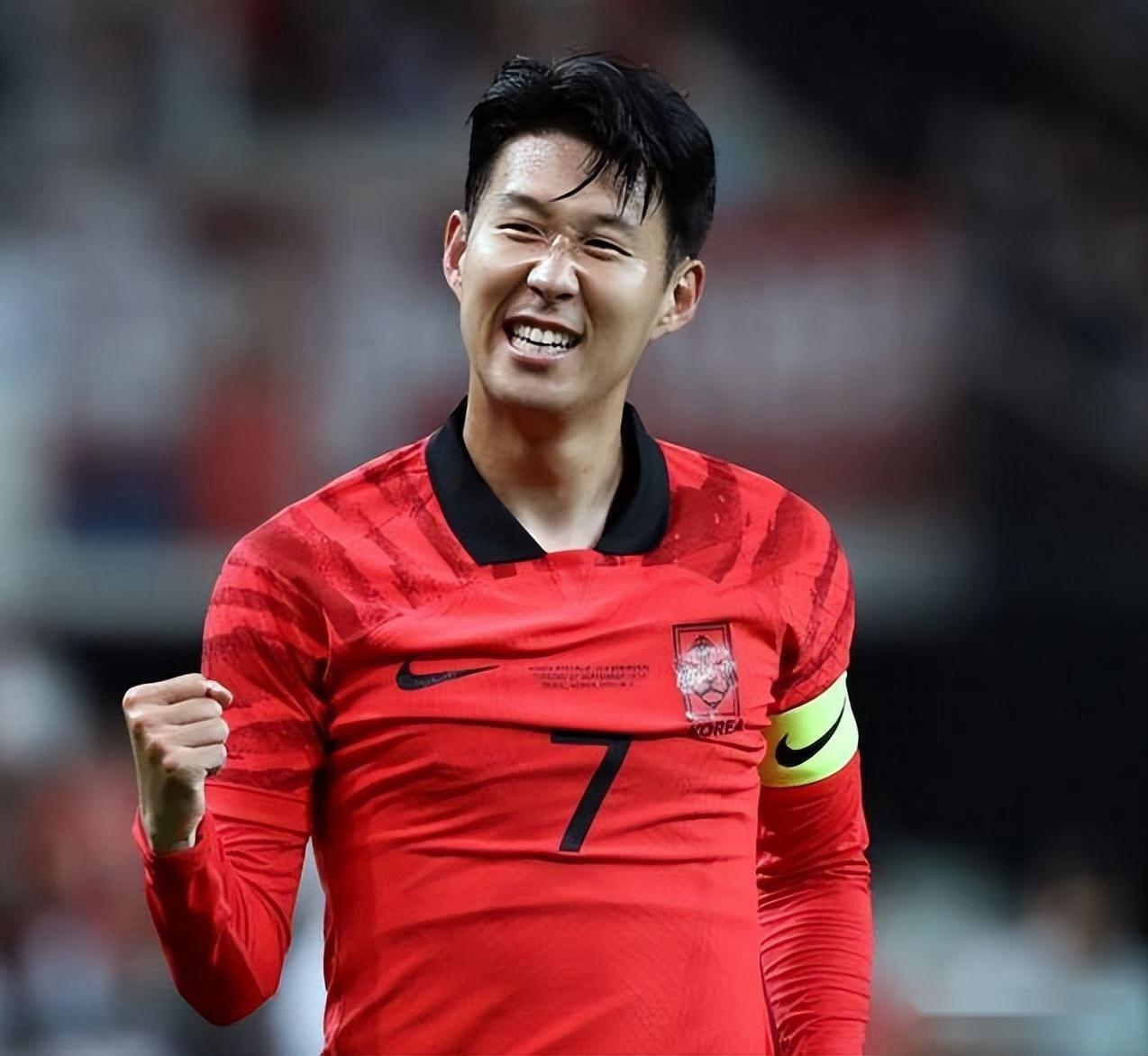 今天，韩国男足公布了最新的球衣，由耐克Nike设计。

韩国队曾在2002本土举