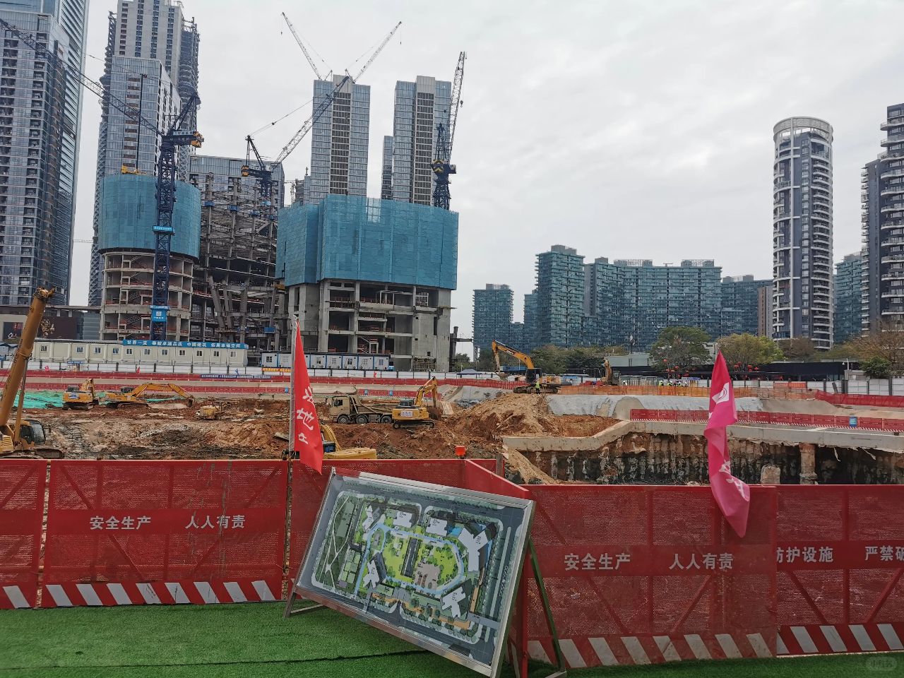 基坑中的深超总中海深湾胤府