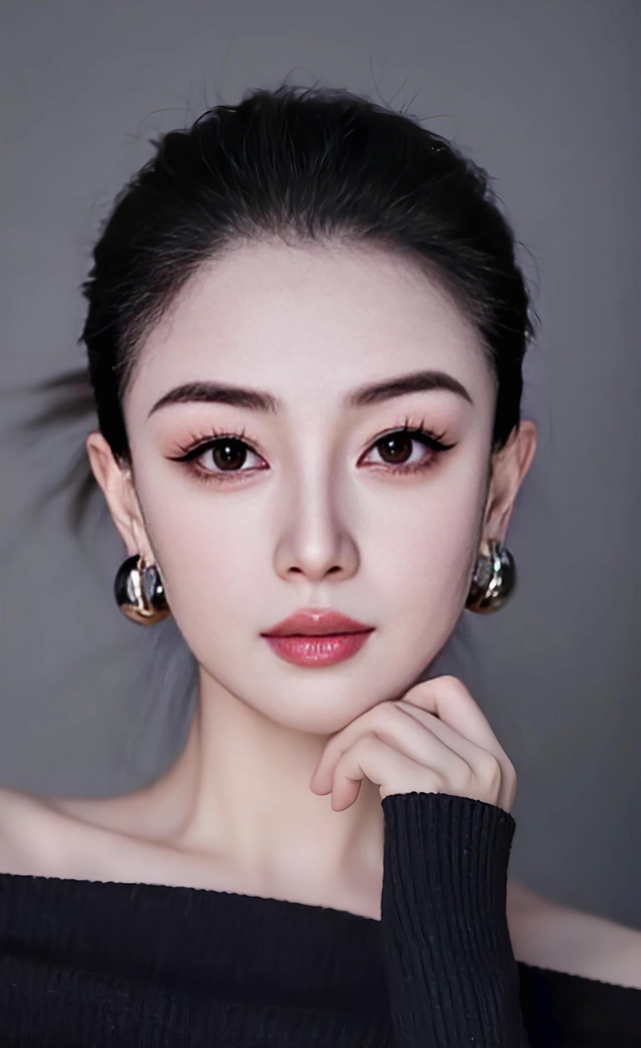 做人实不易，
生活里满是挑战与迷茫。
爱，
是黑暗中的光，
有了它，
才能在困境