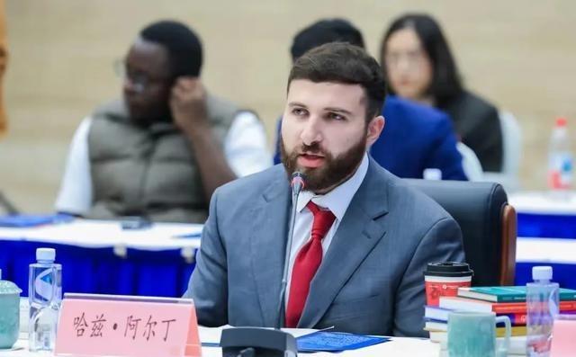 美国共产党执行主席哈兹·阿尔丁首次访华，实地考察中国后，狂赞中国：“中华人民共和