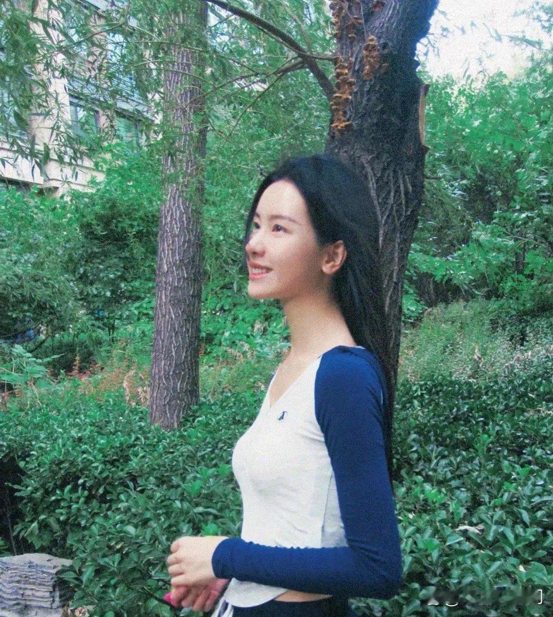 陈都灵的魅力如沁人心脾的清风，既甜美又独特，让人不由自主想要靠近。她的每一次亮相