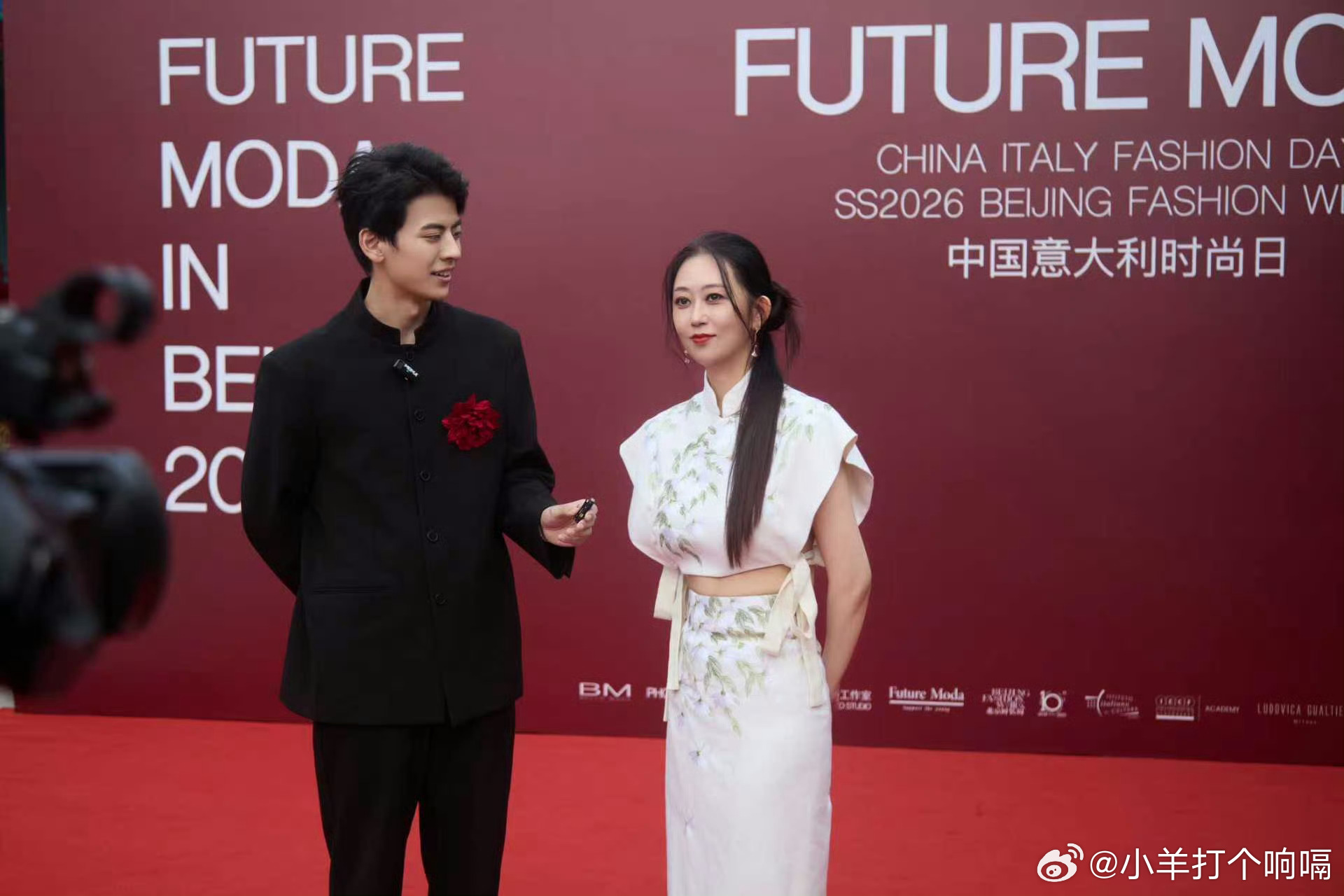 刘芊萤裙子是找杨紫借的吗你别说这个裙子虽然同款，但是气质也是穿出来咯，刘芊萤真的