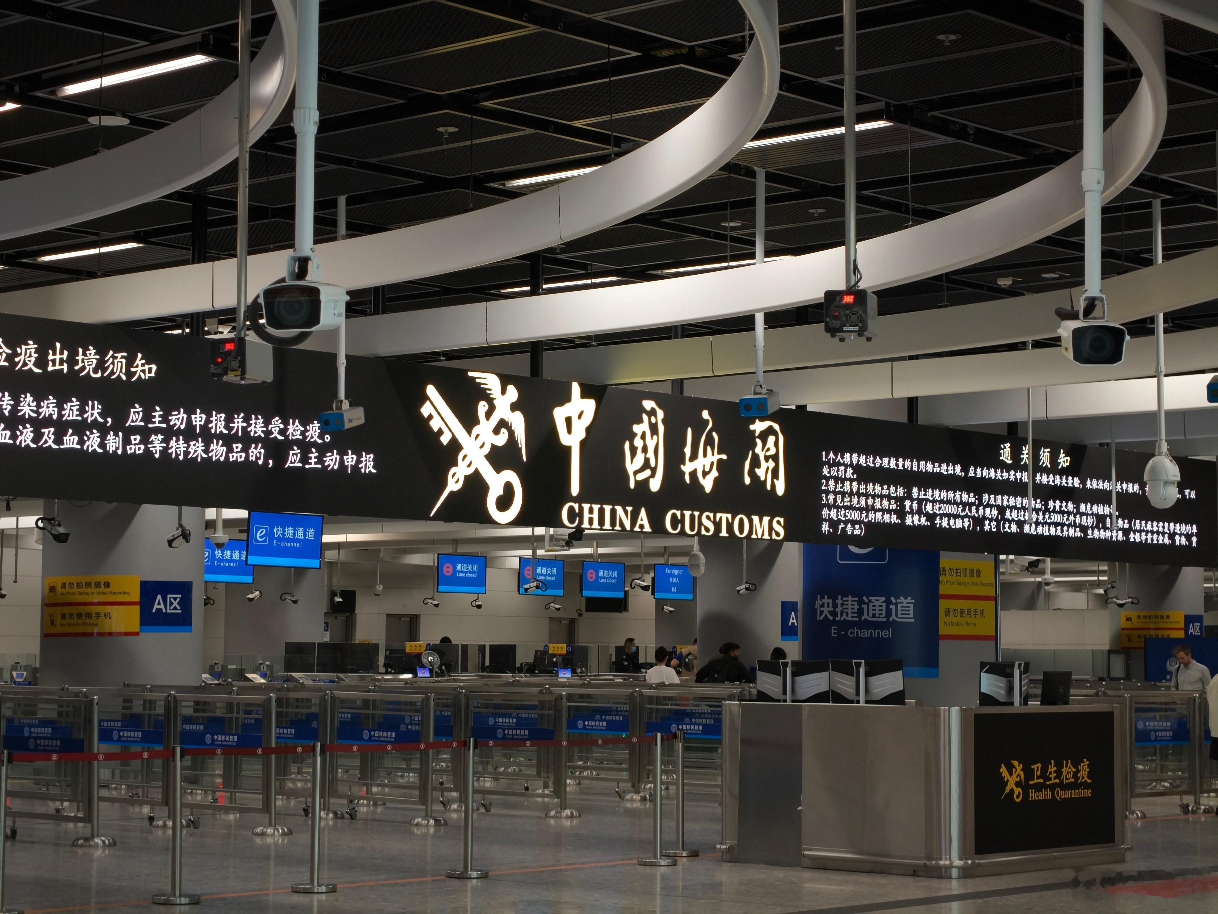 来香港逛逛，这的车牌真好看啊[融化]现在来还挺方便，动车直达西九龙，乘车码就能搭