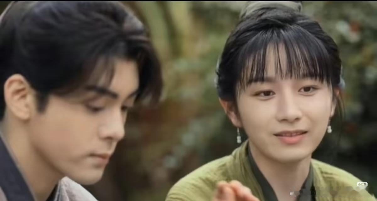 嬷嬷粉把左图的老の脸p小了很多，轮廓也柔和了。 