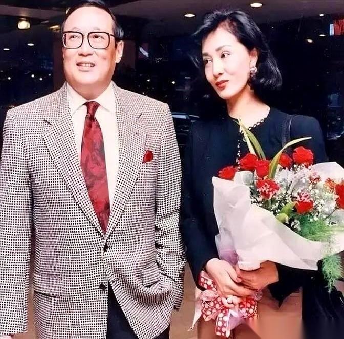 一张1000万的支票，甩在船王原配何莉莉的脸上。
男人下最后通牒：“拿着钱，走人