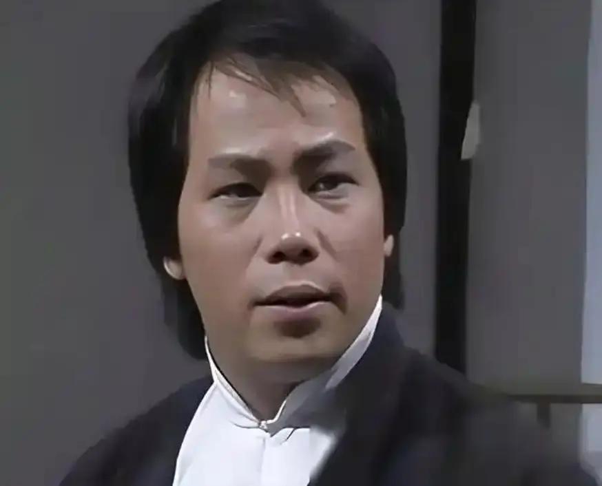 梁小龙昨晚悄悄走了，几十年前那个一脚踹飞“东亚病夫”招牌的“陈真”，真成了传说。