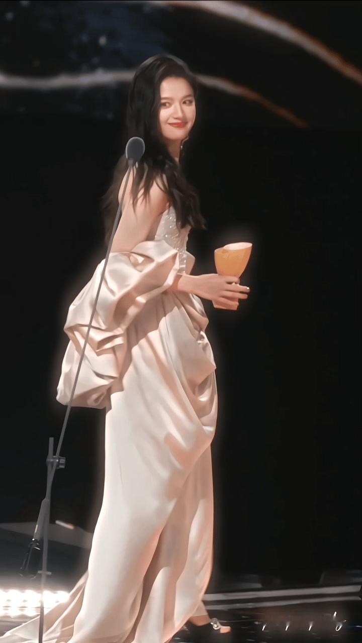 这才是大明星的长相吧[泣不成声]
浓烈又自然的中国美，没有锋利的距离感，也没有辨