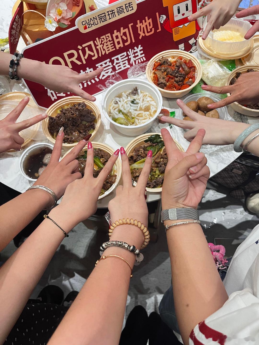 迪丽热巴迪丽热巴不饭撒改撒饭了迪丽热巴给粉丝撒饭 迪丽热巴给下雨打不到车晚走的粉