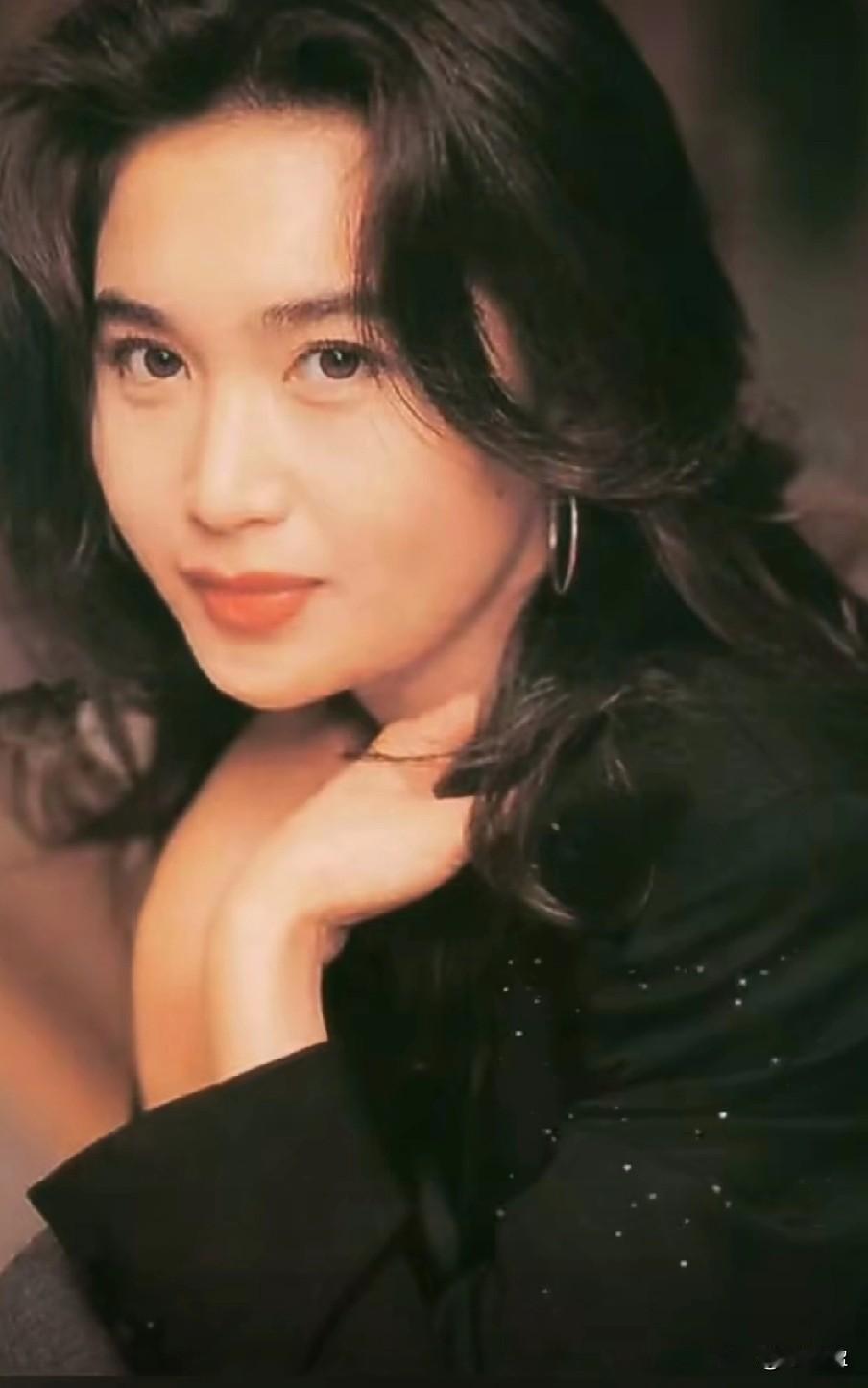 她是香港知名女演员，
凭《火玫瑰》《封神榜》苏妲己一角被誉为“最美妲己”，出道作
