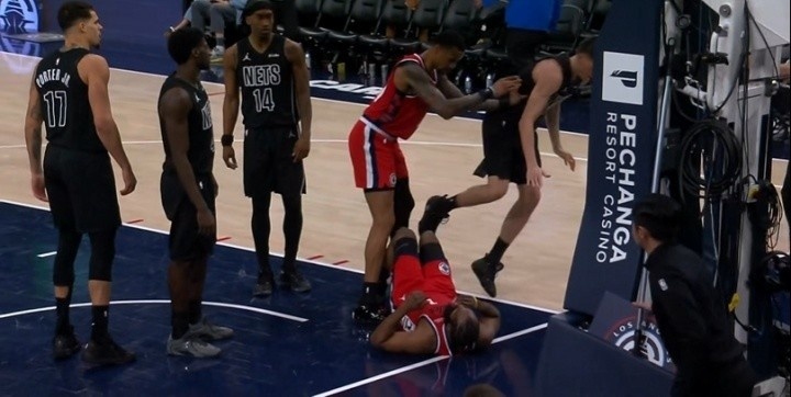 谈及自己因哈登与篮网球员发生的冲突，科林斯：“别想欺负我的队友，如果有人想碰哈登