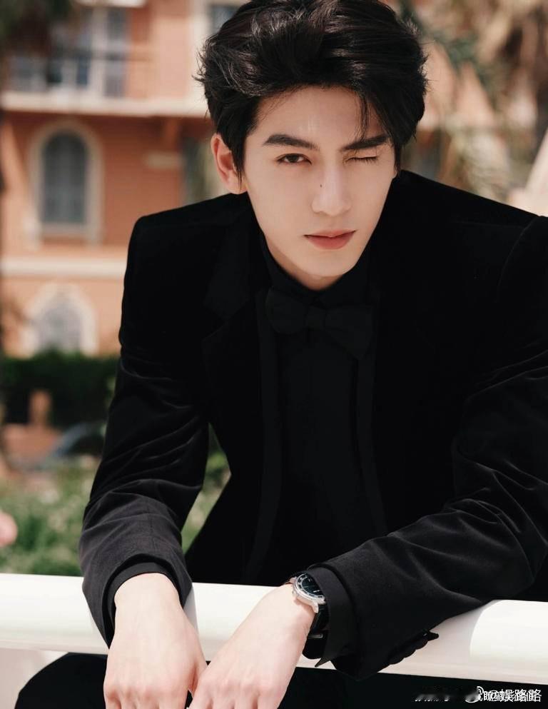 张凌赫田曦薇经纪人敬酒🤣看我们逐玉火成啥样张凌赫和田曦薇的有仇的经纪人竟然开始