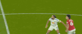 该判红牌吗？英超曼联1-2利兹联。利桑德罗拉拽勒温头发被红牌罚下。慢镜头显示，在