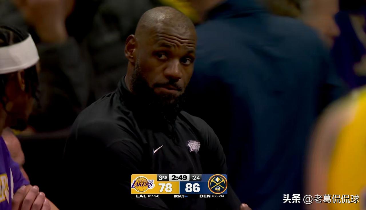 湖人超级巨星詹姆斯真是太焦虑了！在今天湖人客场挑战掘金的强强对话中，当时比赛进行