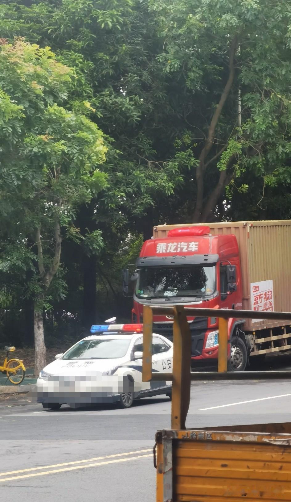 这辆大货车200元路边停车罚款少不了，早上路过这里，警察叔叔正在拍照了，几个月前