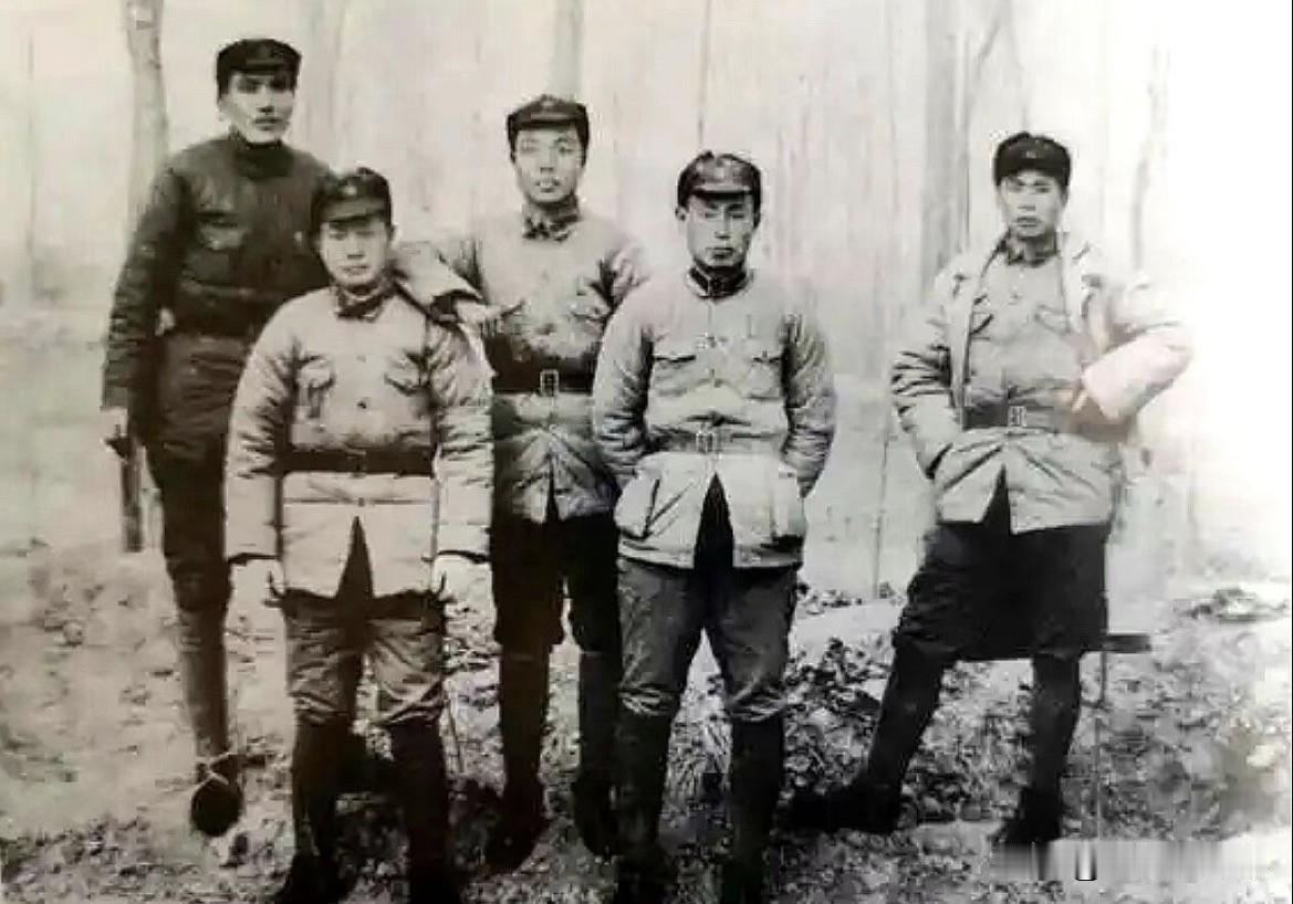 1936年冬，红一方面军第一军团二师部分干部合影。左起：熊伯涛、罗华生、萧华、胡