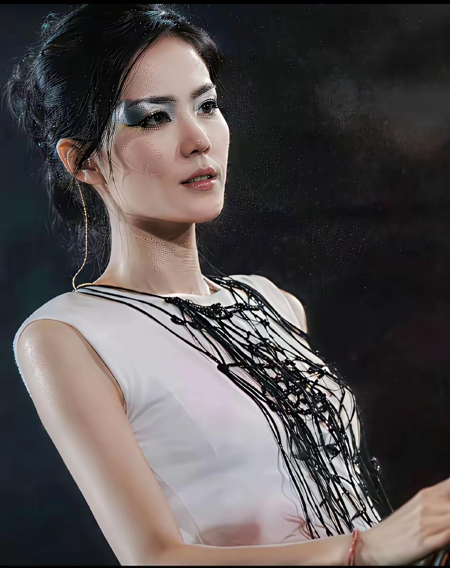 谢霆锋何德何能呀？与这两个绝世大美女有着这么多年的爱恨情仇纠葛。
到底是王菲更好