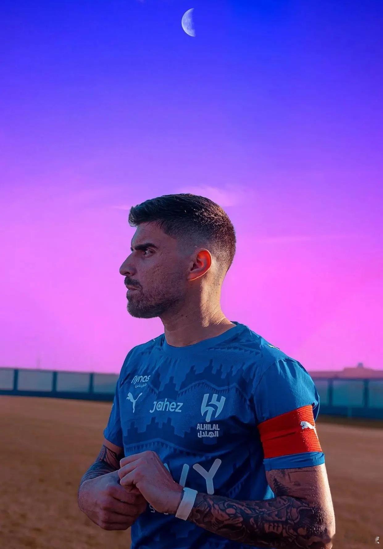 28岁葡萄牙防守型中场鲁本·内维斯成为冬窗转会市场焦点，他与利雅得新月的合同今夏