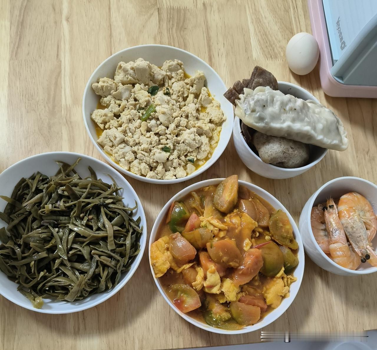 最近晚上总是很困，
很想早点睡觉，
早上又醒的很早，
5.6点就醒了。

虽然还