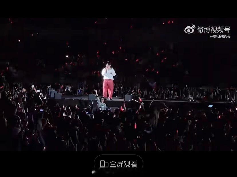 杨宗纬摔下舞台 杨宗纬在舞台上唱着唱着突然意外踩空摔下了舞台，看着就好危险，希望
