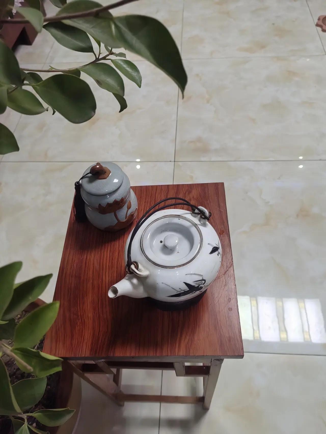 烹茶细品千般味，
品酒真尝百年香。
横批：《烹茶与品酒》