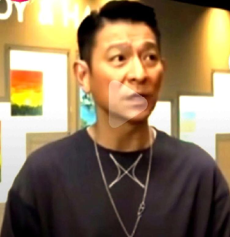 贺岁档混战：
左边成龙爆破，
右边申奥犯罪，
中间饶晓志故事突围！明星脸VS好故