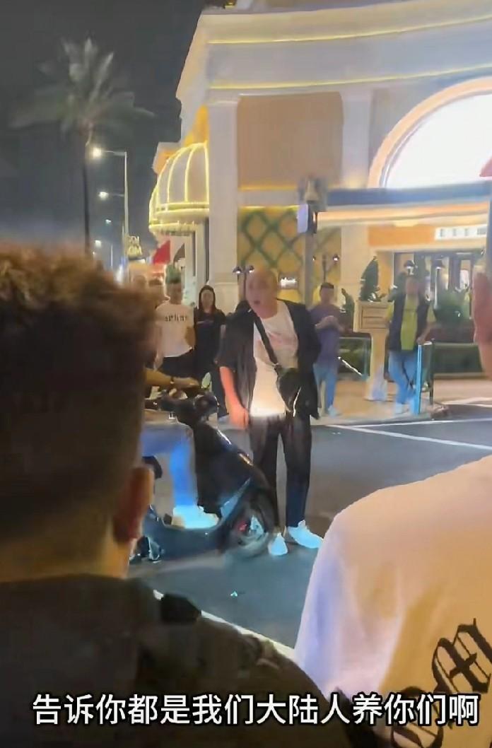 “内地游客占七成，

一句‘大陆养澳门’引爆街头，

视频里到底发生了啥？”
