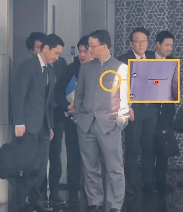 中山装戴国徽，双手插兜谁怕谁！

那一刻他双手插兜，面前的都不值一提。

刘司长