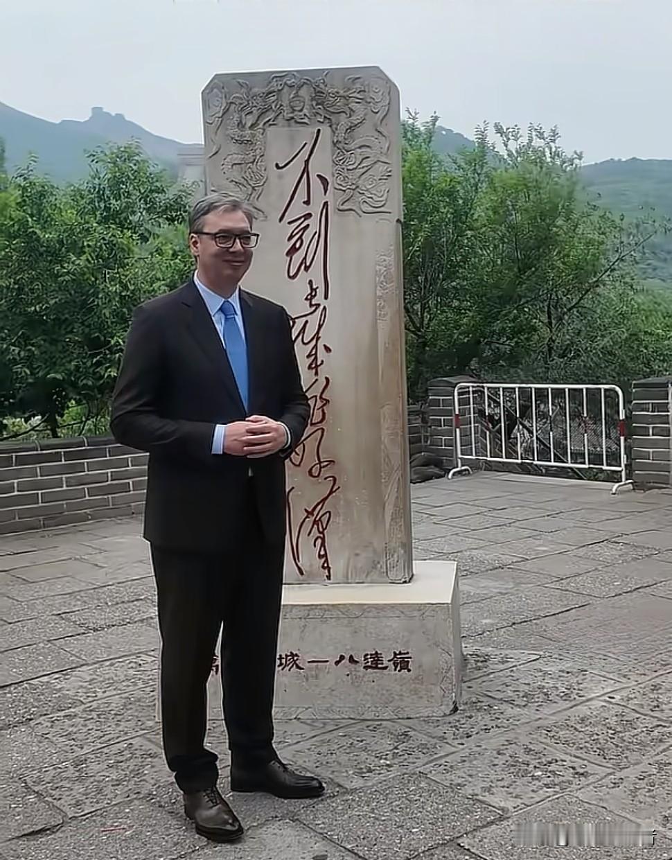 常被误认为是历史古迹的景点，一个是长城上立着“不到长城非好汉”石碑之处，另一个是