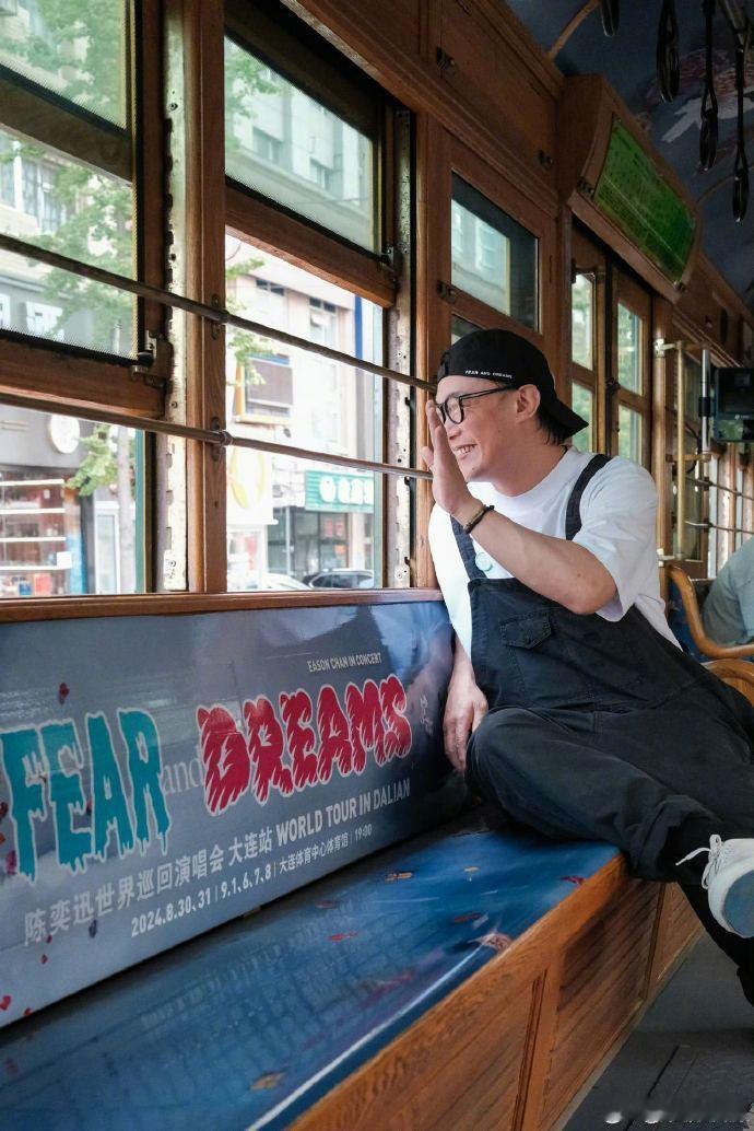 #陈奕迅有自己的公交车# 陈奕迅打卡应援电车，那画面如此美好。配色超赞的电车，如