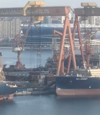 004这个建造速度，得为大连造船的建设者点赞！从2025 年 12 月下旬的卫星