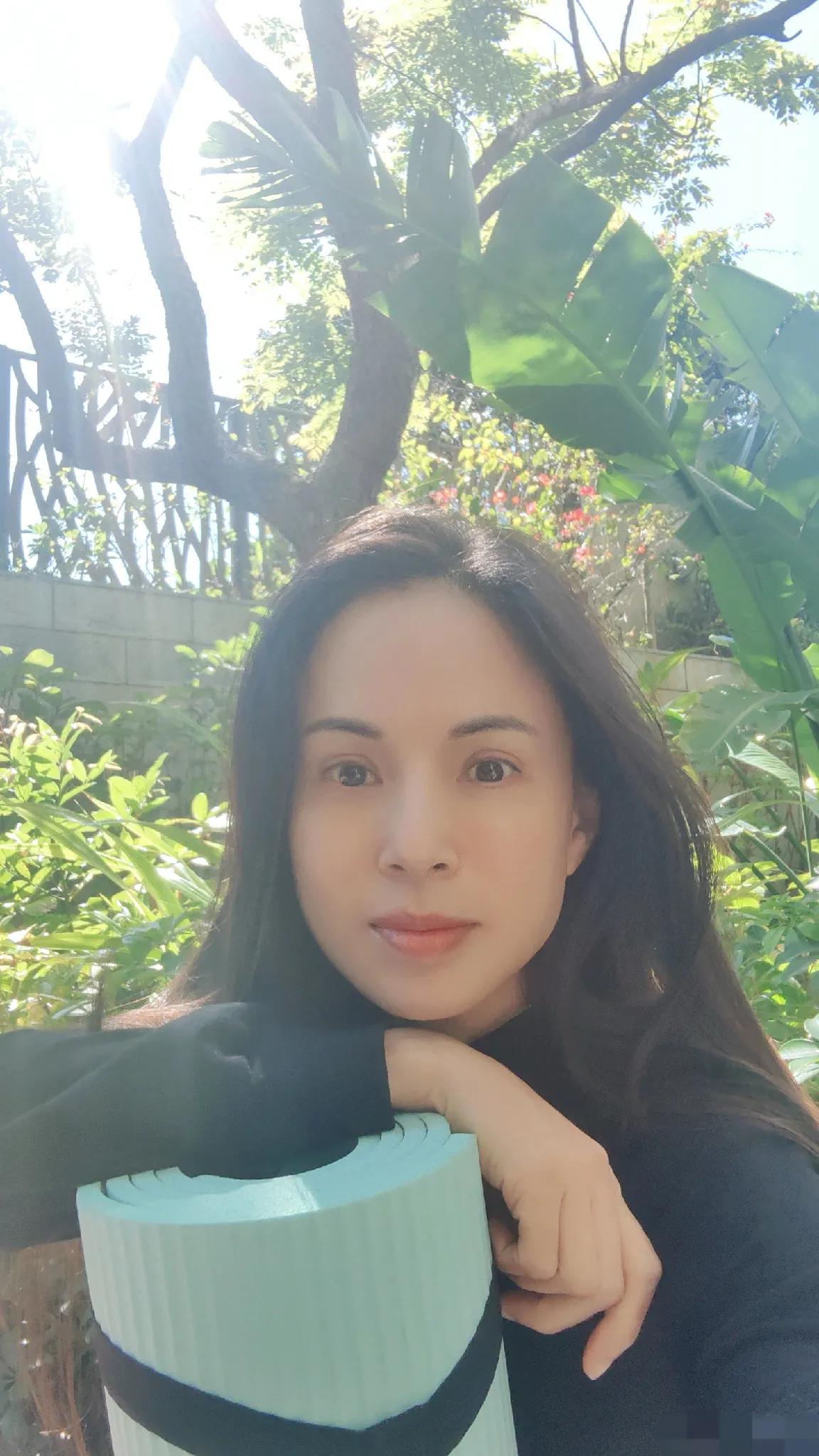 李若彤晒公园游玩照，“姑姑”都57岁了还是那么美！照片中，李若彤身穿黑色运动衣，