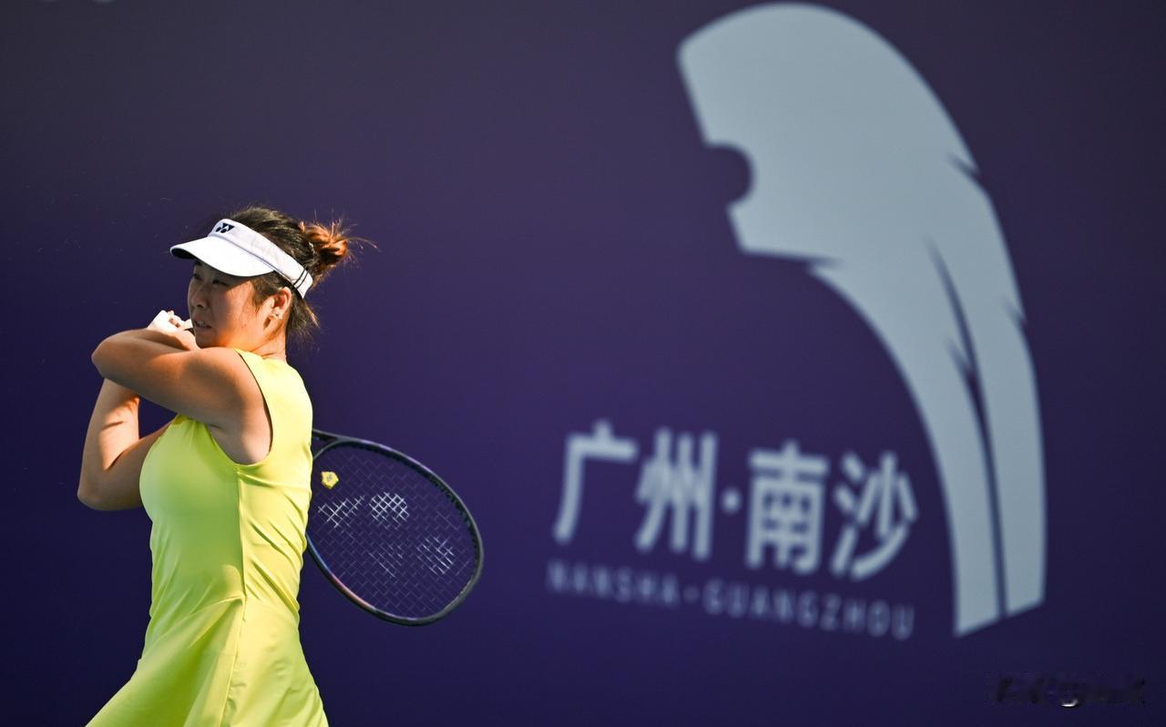 21岁的施晗又赢了！WTA广州250赛女单首轮，外卡出战的施晗以2-0(6-4、