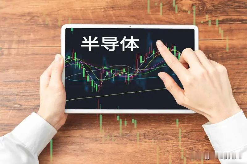 晚间美股三大指数全线上涨，那斯达克涨幅超1.3%，半导体指数继续上涨，AI硬件板