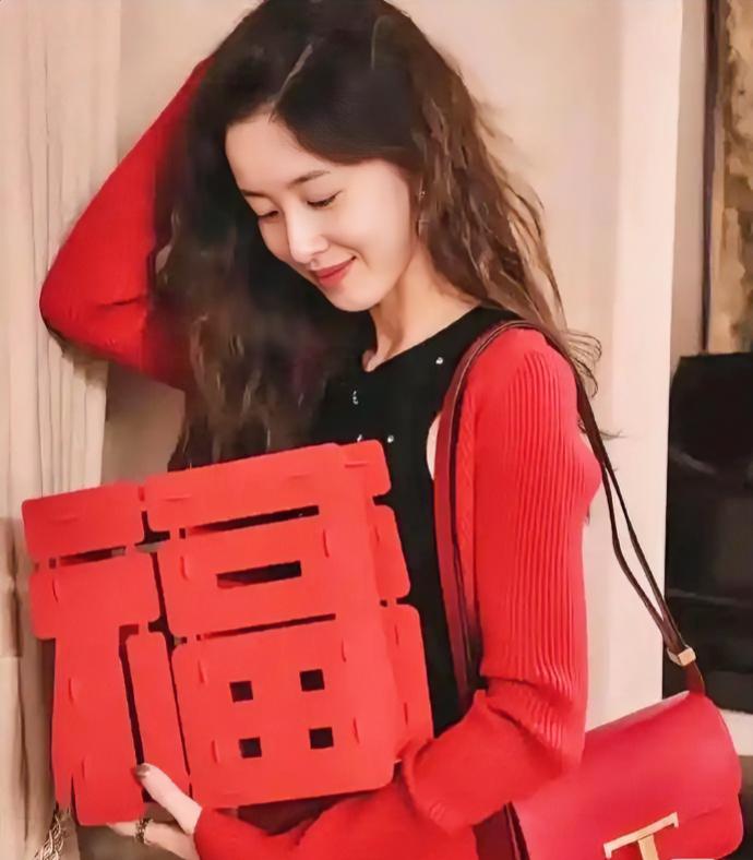 “奶茶妹妹”章泽天新年晒出美照，一身红黑穿搭，大波浪卷发温柔又时髦。

她手拿福