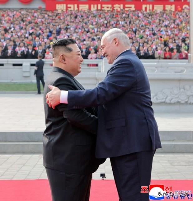 3月26日，平壤举行隆重仪式，欢迎对白俄罗斯总统亚历山大·卢卡申科到访朝鲜。金正