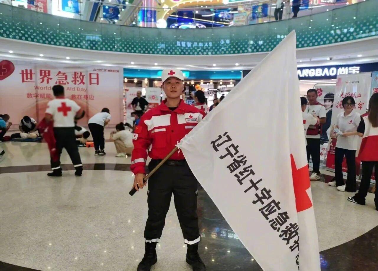 【痛心！辽宁一大学生救落水父子不幸牺牲】近日，抚顺籍大学生金城龙在沈阳浑河岸边，