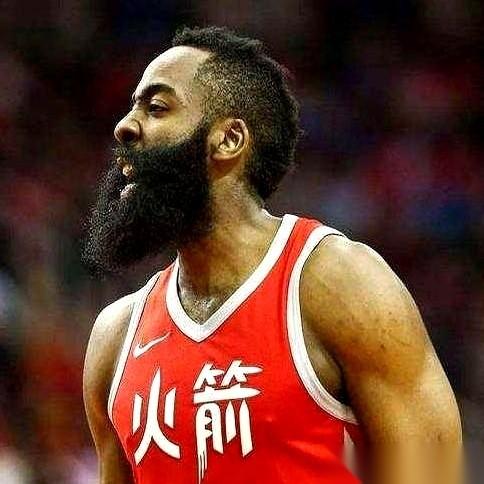 单赛季2800分。
我跟你说，翻开NBA这本神仙打架的史册，能做到这事的，一水儿