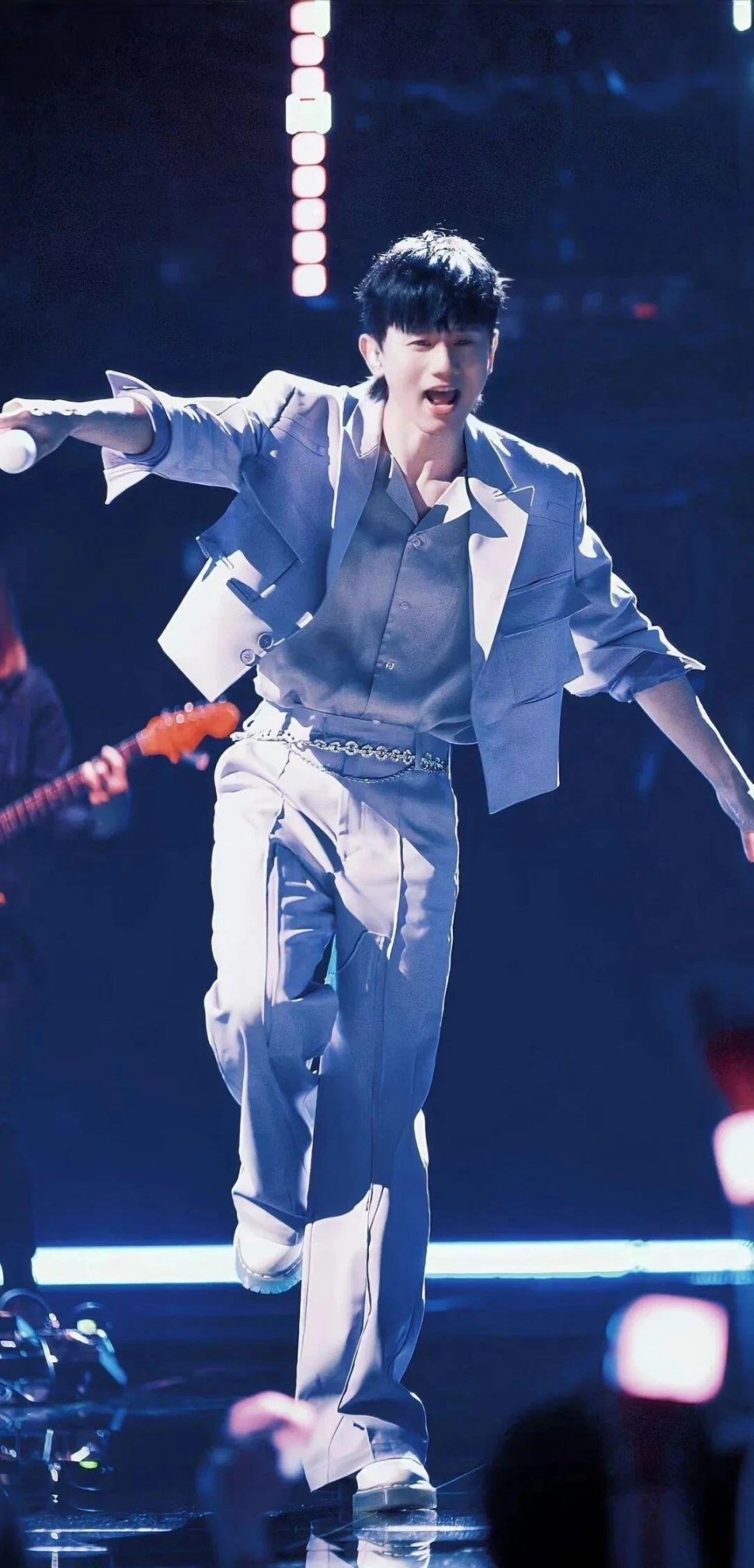 张杰鸟巢站加场看到张杰鸟巢又加演4场，变成16场连开，才知道张杰的含金量还是被我