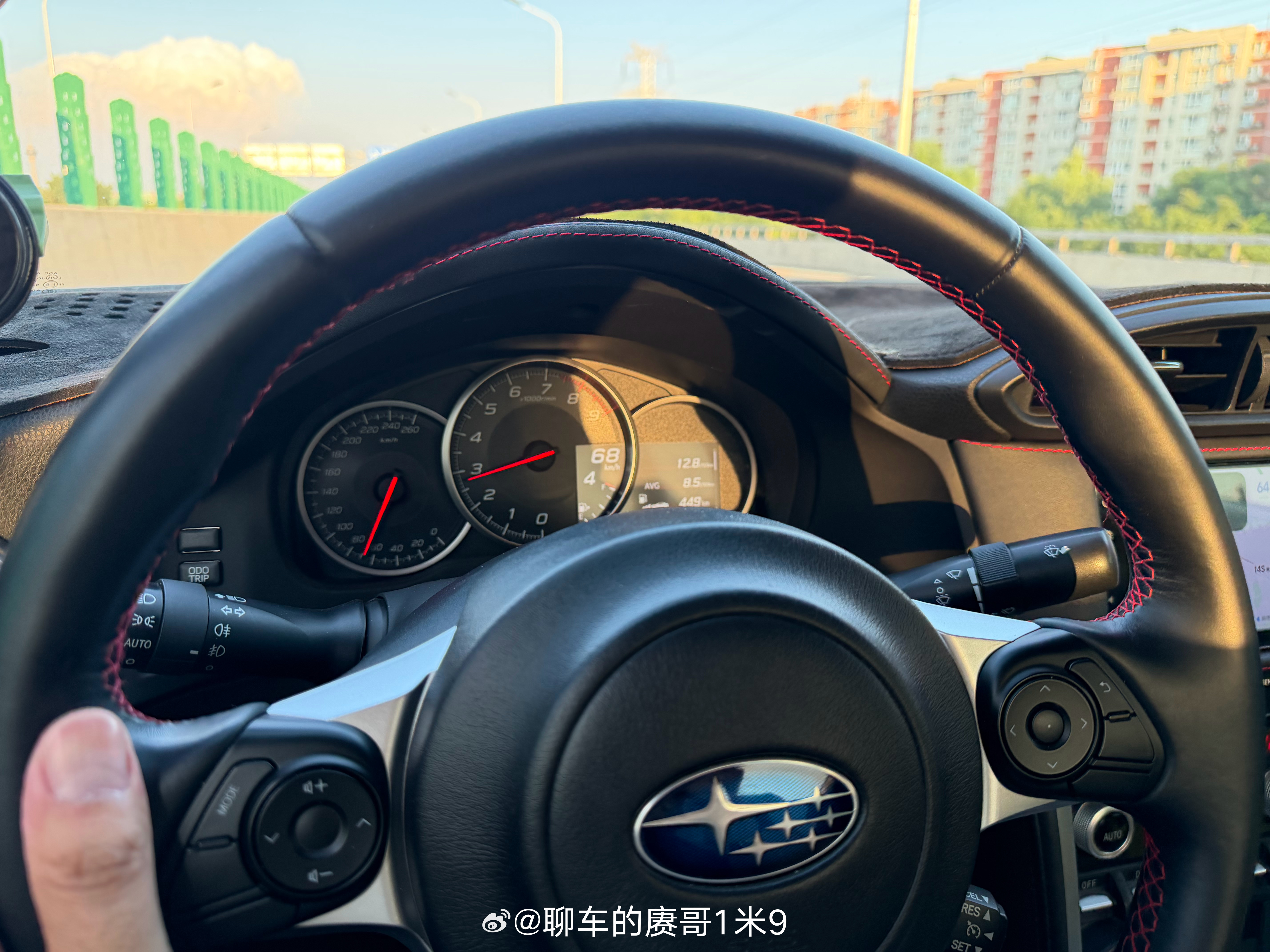 这位腰突的朋友还在努力地踹着左脚我自己都有点佩服他今日份快乐分享夕阳有点美。赓言