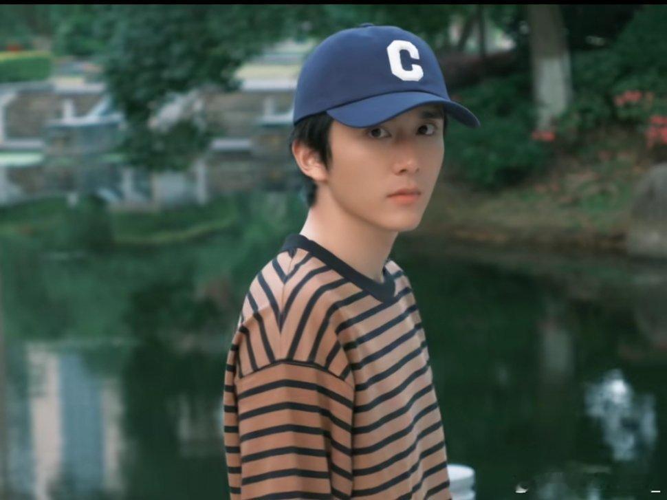 #张新成[超话]# 这不纯纯男高吗，青春男主角！我说你真的帅的有点违规了[舔屏]