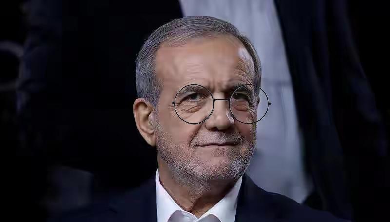 美军双航母压境、斩首威胁逼近，伊朗政坛迎来巨变。总统佩泽希齐扬被边缘化，拉里贾尼