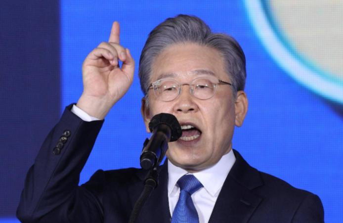 李在明这招真狠，金正恩被架在火上烤！韩联社最新消息，韩国统一部在今天官宣，朝鲜至