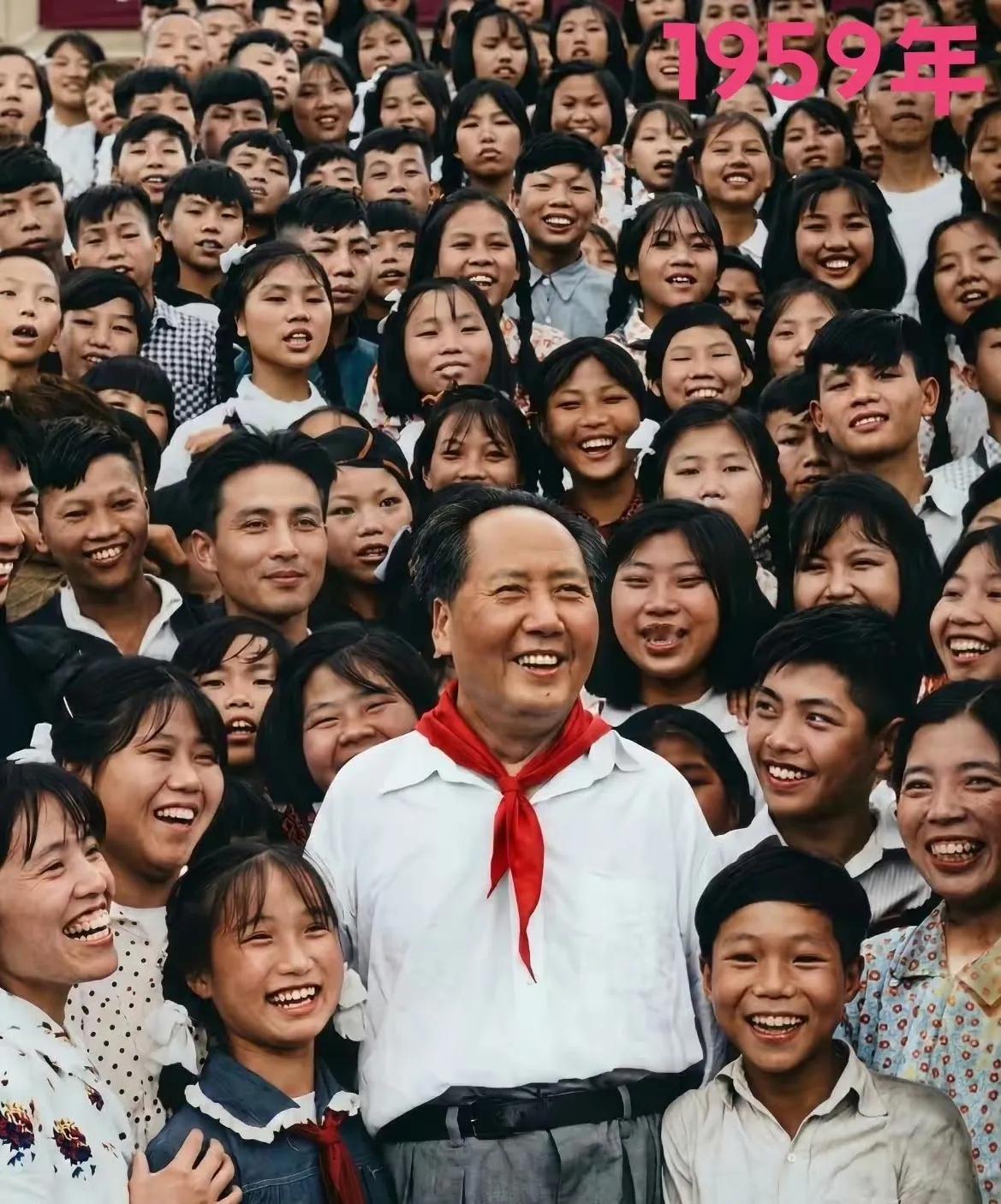 好幸福啊同学们！尤其是站在毛主席身边最近的那两位同学，这辈子想起来就会激动不已，