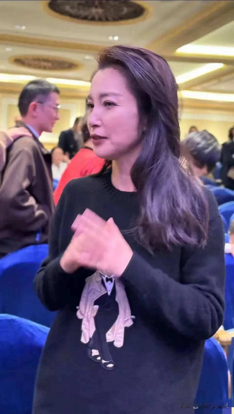 没想到51岁的李冰冰竟然老成了这个样子，脸上很多皱纹，脸蛋都变了形，真是认不出来